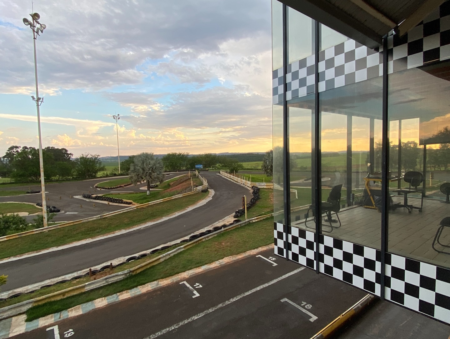 Karts alinhados nos boxes do Kart Z