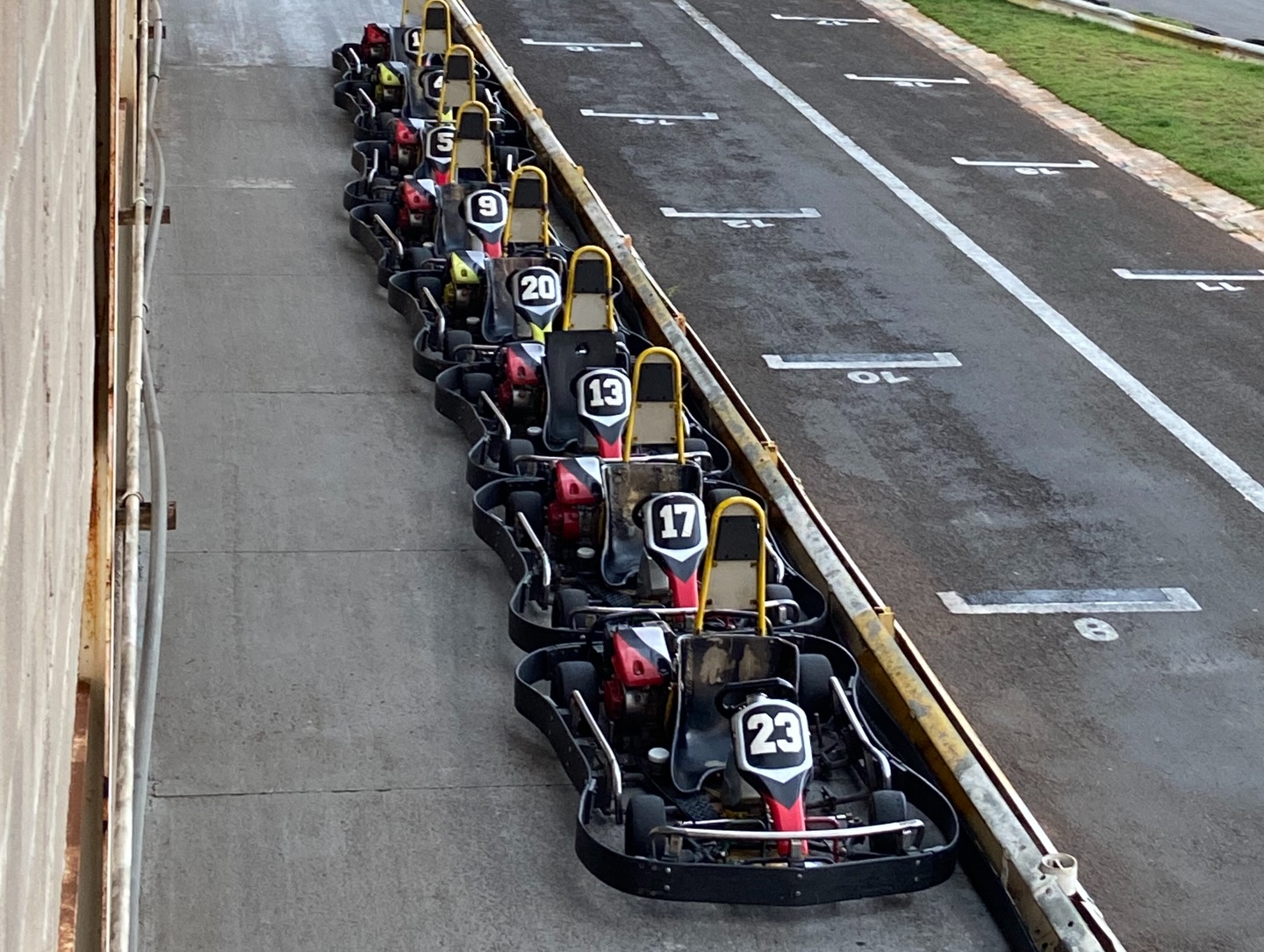 Detalhe da pista Kart Z com curvas